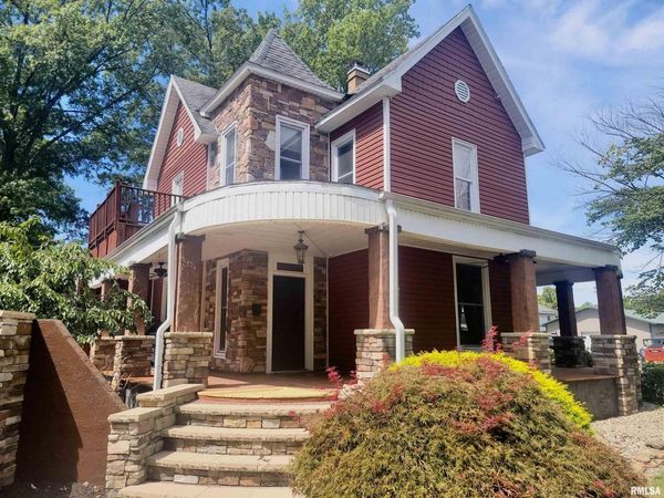 521 N LOCUST Street, Flora, IL 62839