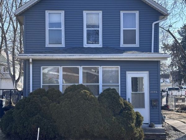 2225 PERSHING Boulevard, Clinton, IA 52732
