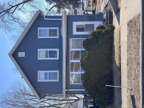 2225 PERSHING Boulevard, Clinton, IA 52732