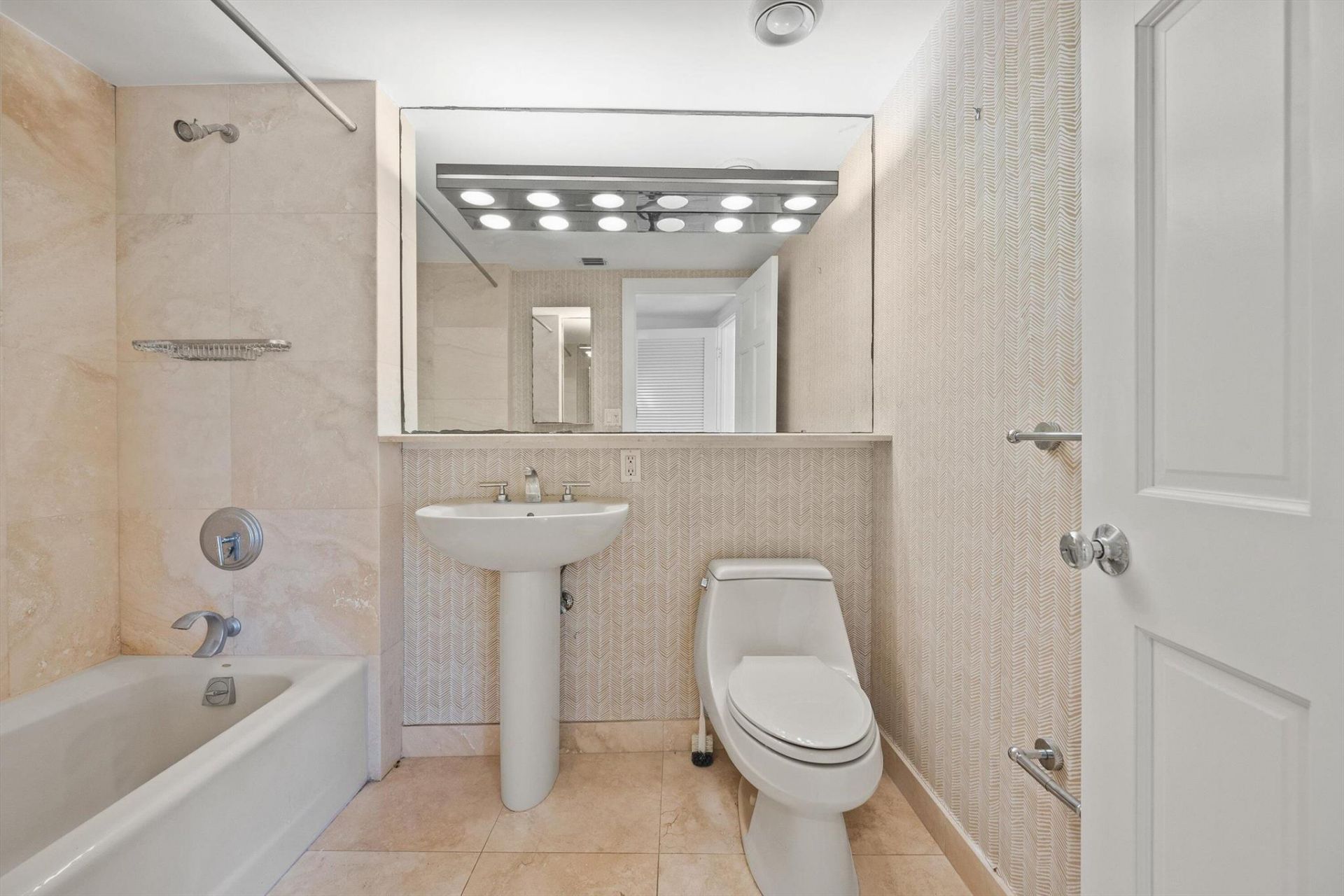 369 S Lake Drive, Unit 2e, Palm Beach, FL 33480 Photo