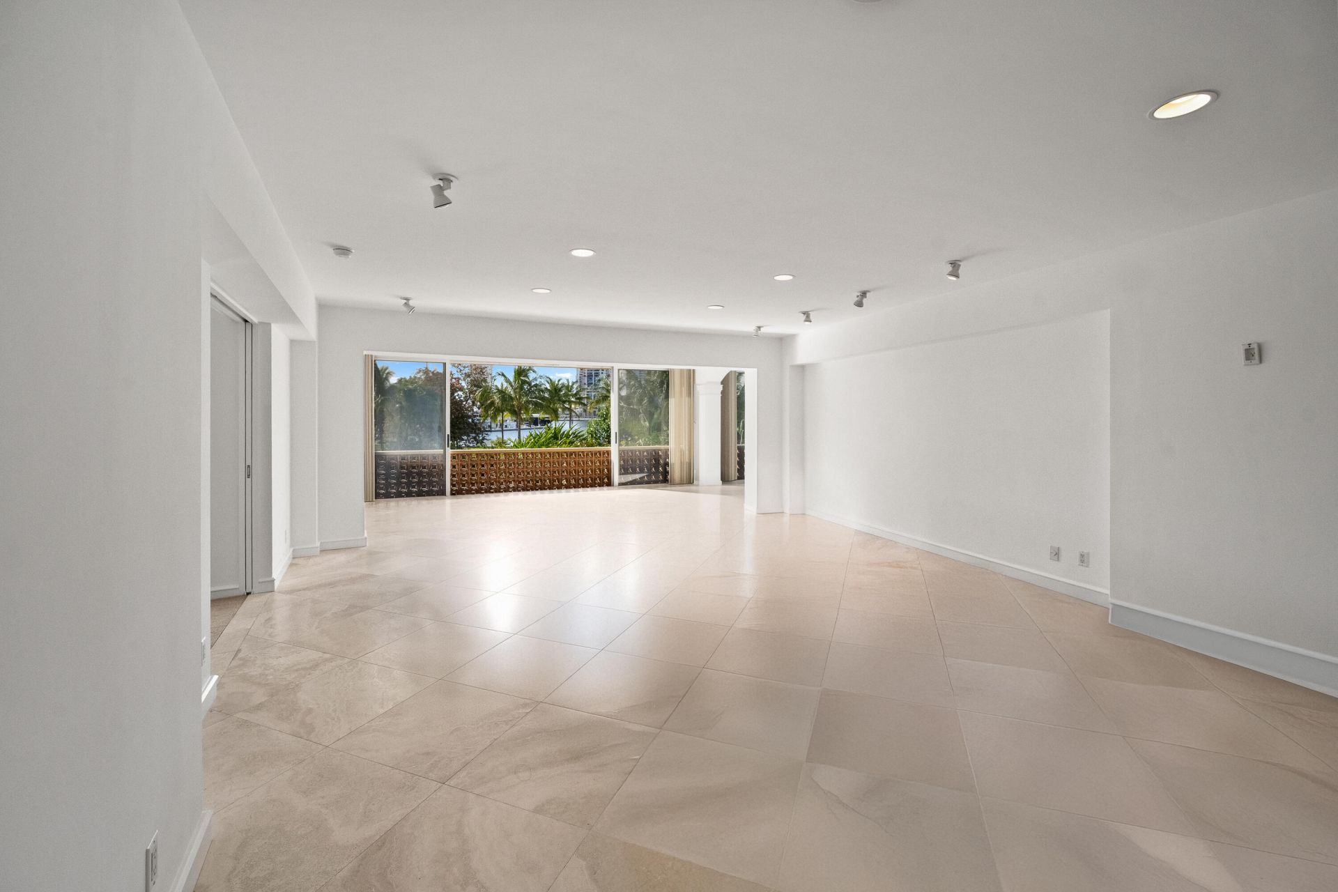 369 S Lake Drive, Unit 2e, Palm Beach, FL 33480 Photo