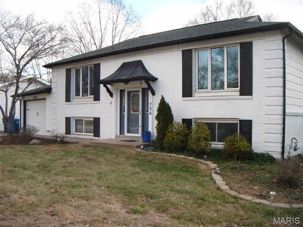 706 La Bonne Parkway Parkway, Manchester, MO 63021