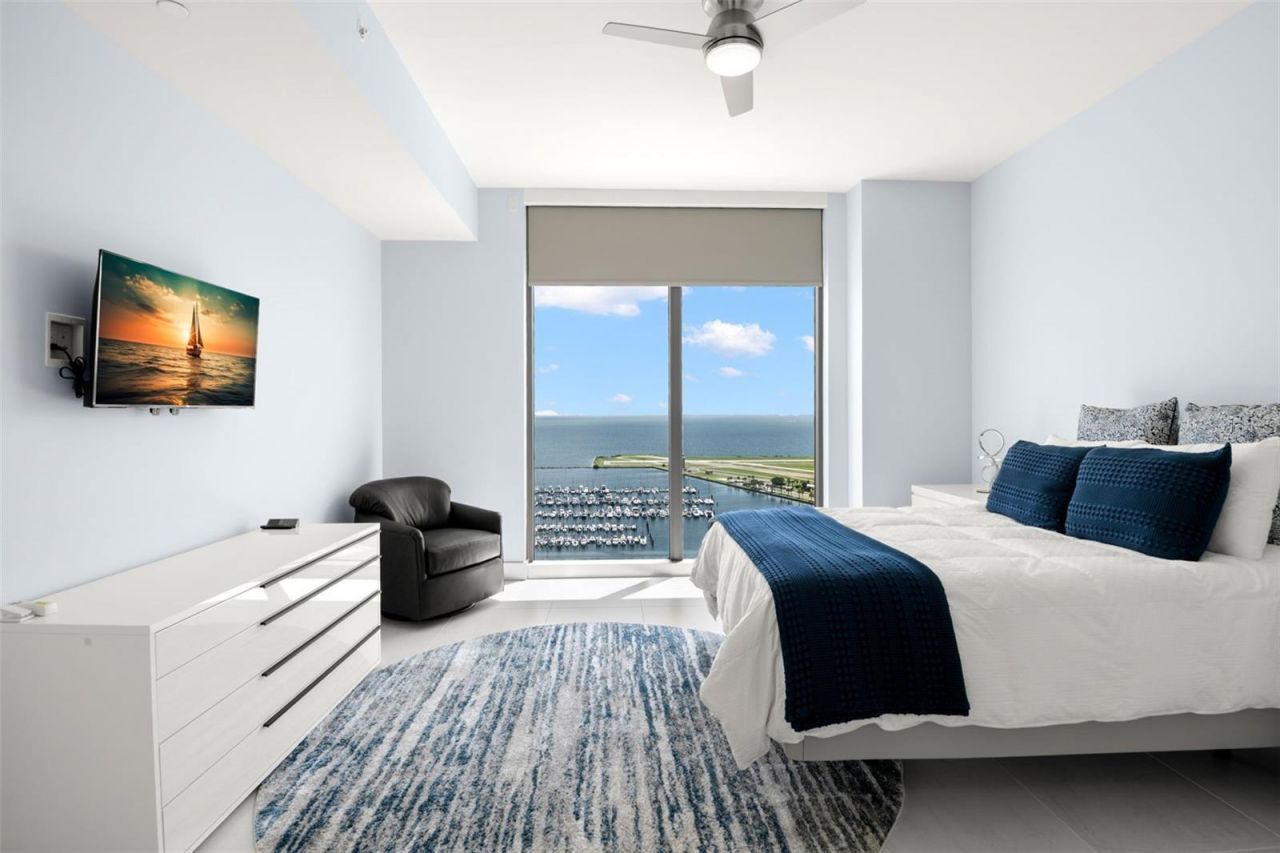 301 1st Street S, Unit 2402, Saint Petersburg, FL 33701 Photo