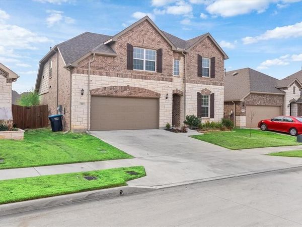 817 Crest Breeze Drive, Fort Worth, TX 76052