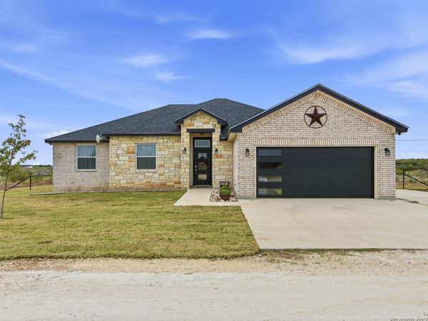59 Legend Hills Rd, Uvalde, TX 78801