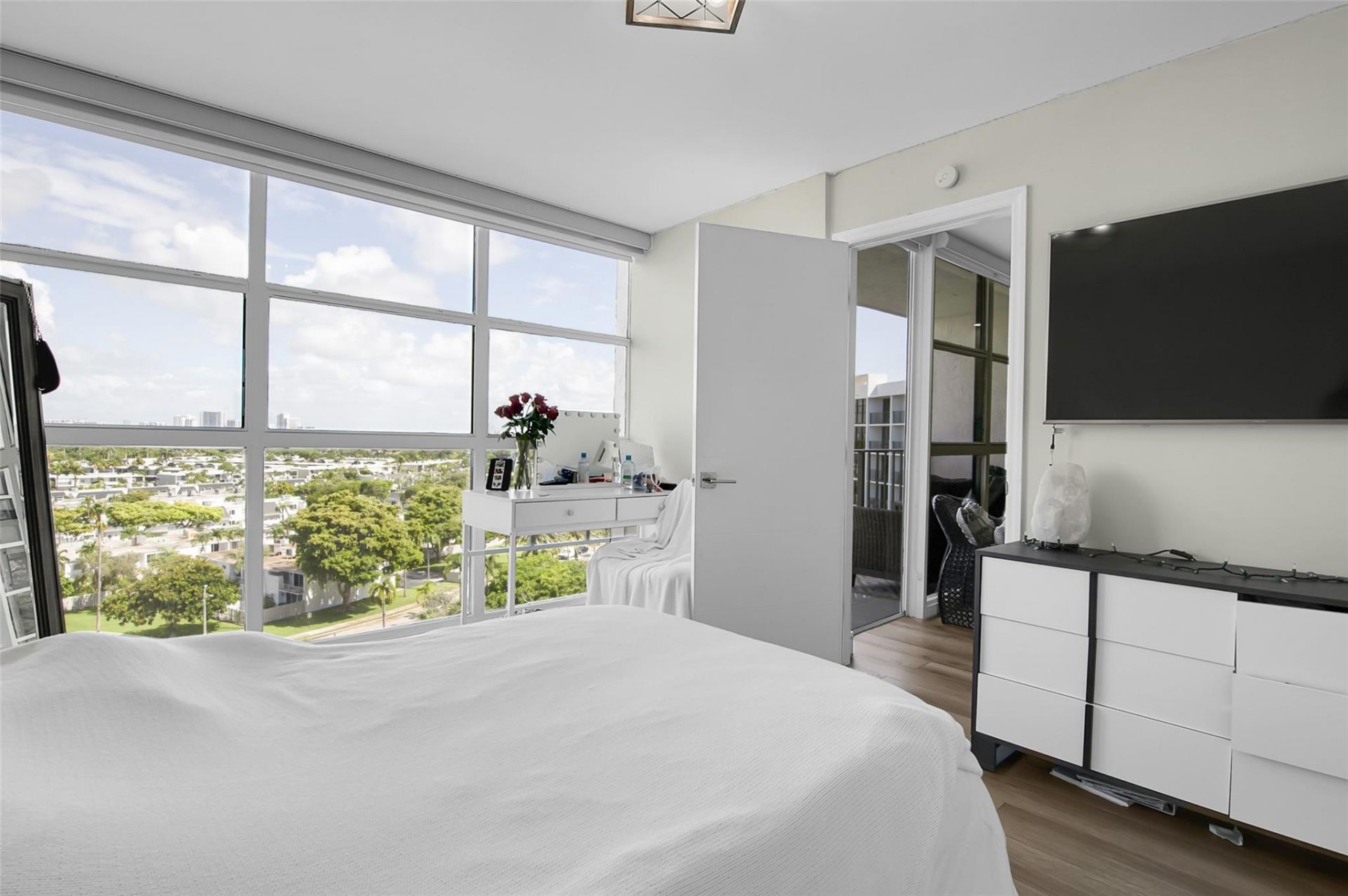 600 Parkview Drive, Unit 1029, Hallandale Beach, FL 33009 Photo