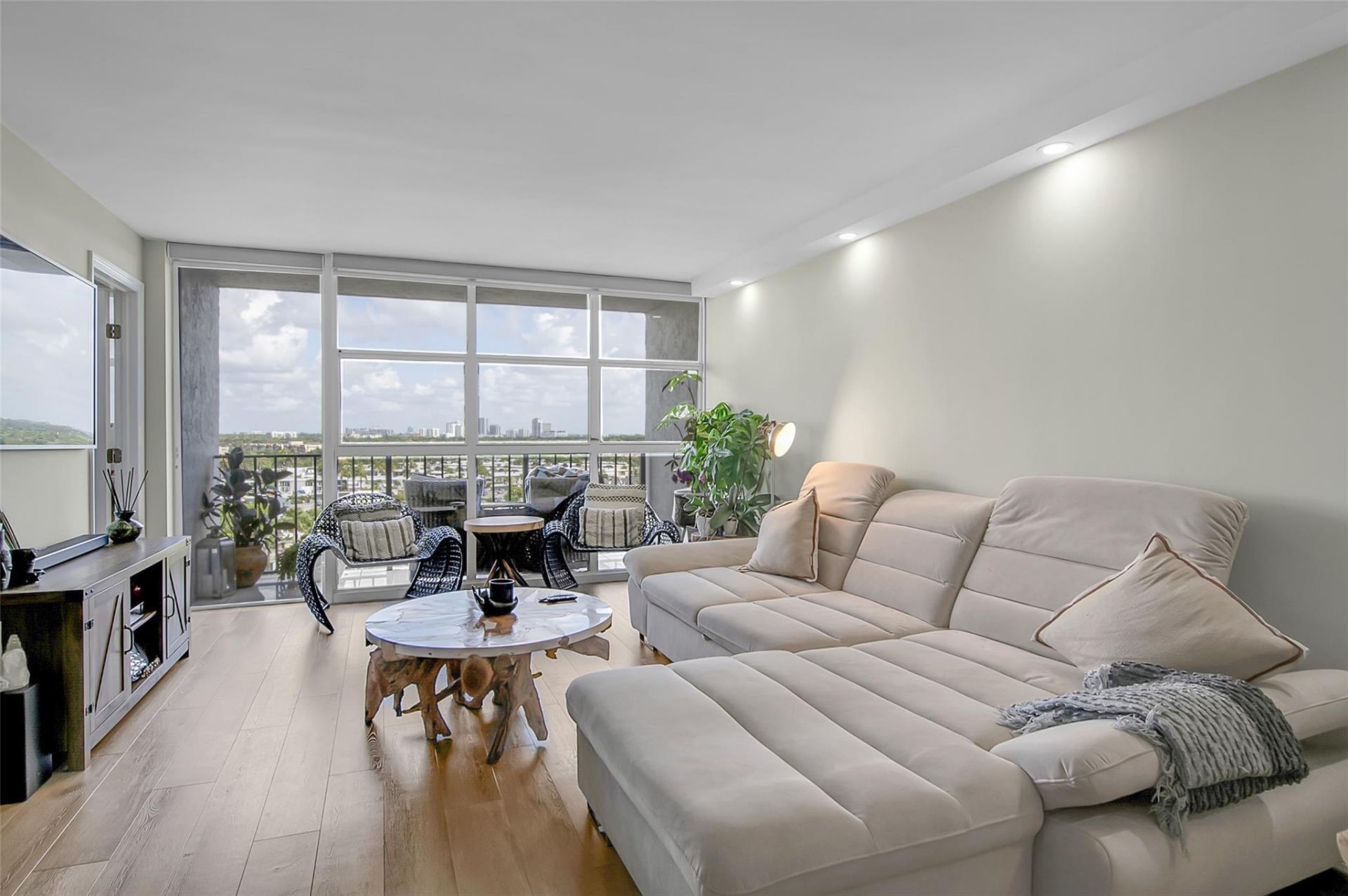 600 Parkview Drive, Unit 1029, Hallandale Beach, FL 33009 Photo