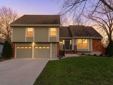 3909 SW HIDDEN COVE Drive, Lee's Summit, MO 64082