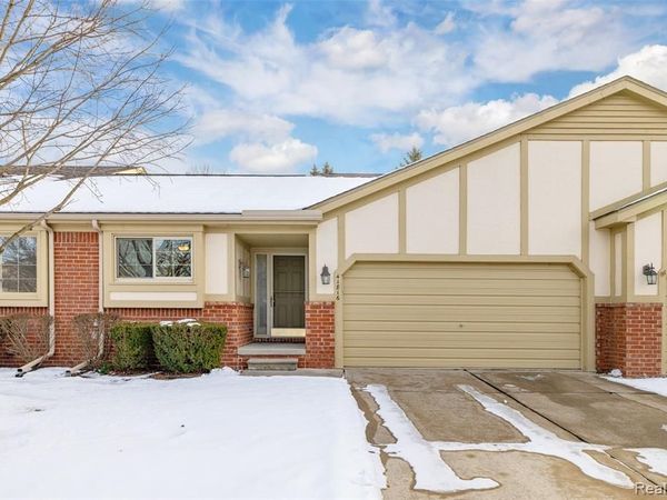 41816 Greenwood Lane, Clinton Twp, MI 48038