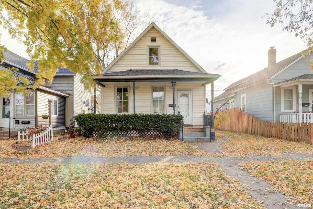 1913 Pershing Boulevard, Clinton, IA 52732 Main Photo