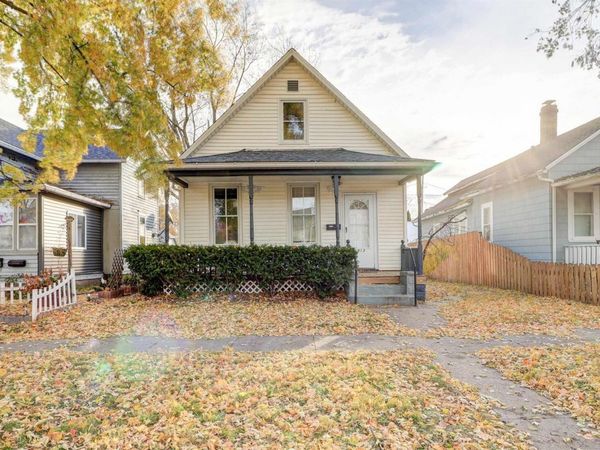 1913 PERSHING Boulevard, Clinton, IA 52732