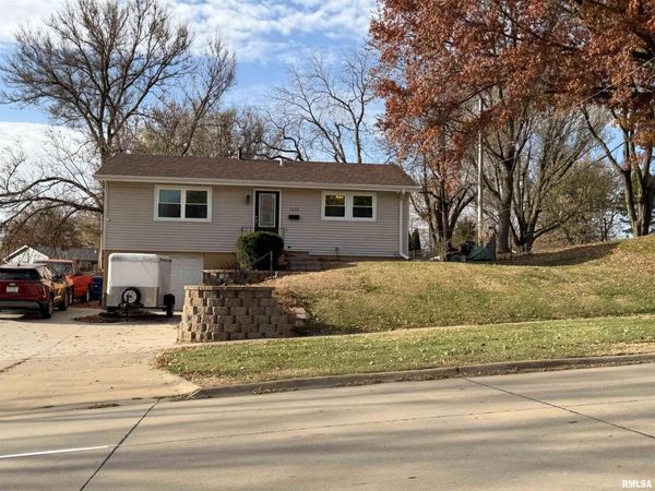 1115 SPRUCE HILLS Drive, Bettendorf, IA 52722