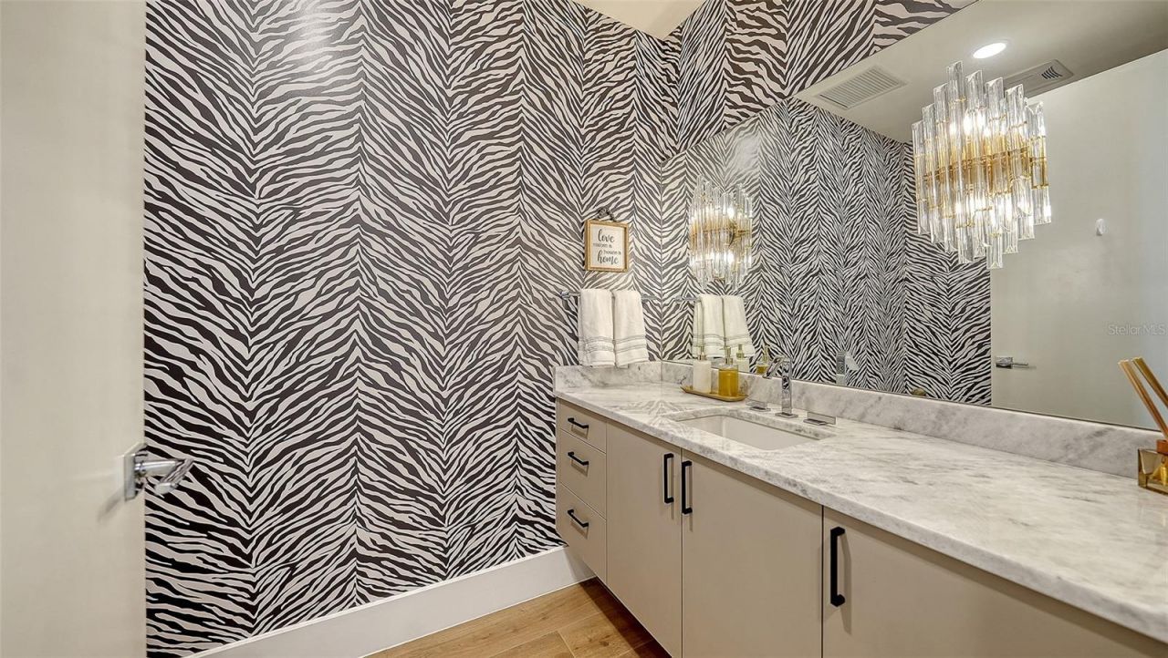 540 N Tamiami Trail, Unit 701, Sarasota, FL 34236 Photo