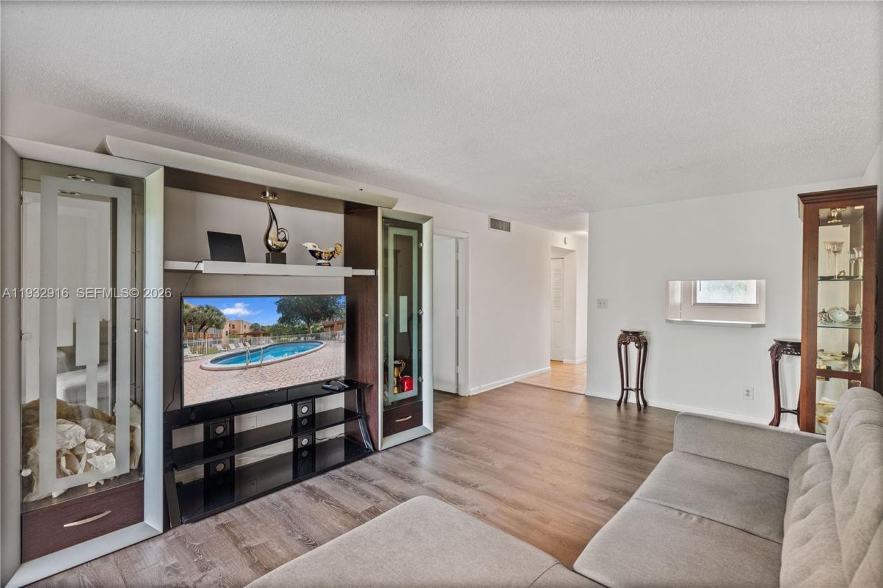 8400 Lagos De Campo Blvd, Unit 312, Tamarac, FL 33321 Photo