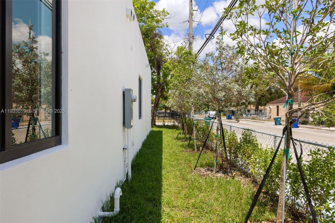 6852-6850 NW 4th Ave, Miami, FL 33150 Photo