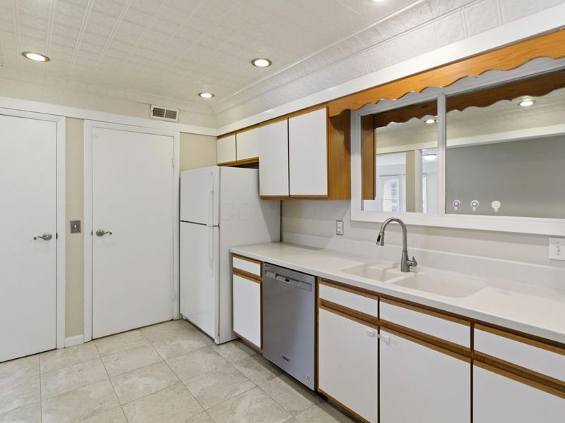 1512 Lafayette Drive, Unit B, Columbus, OH 43220 Photo 7