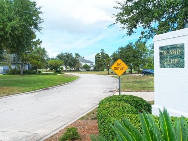 6 ISLAND CLUB Court, New Orleans, LA 70131