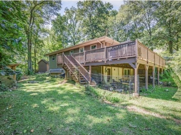 1 Stonewall Dr, Vernon, NJ 07419