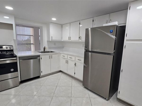 600 Parkview Dr, Unit 525, Hallandale Beach, FL 33009