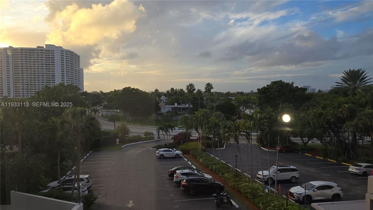 600 Parkview Dr, Unit 525, Hallandale Beach, FL 33009 Photo