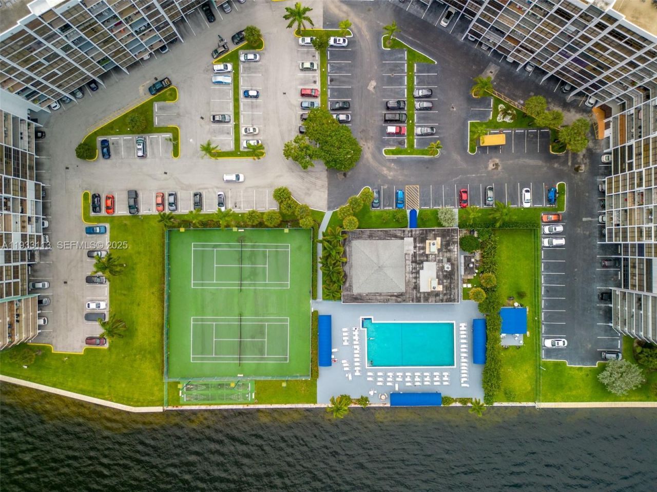 600 Parkview Dr, Unit 525, Hallandale Beach, FL 33009 Photo