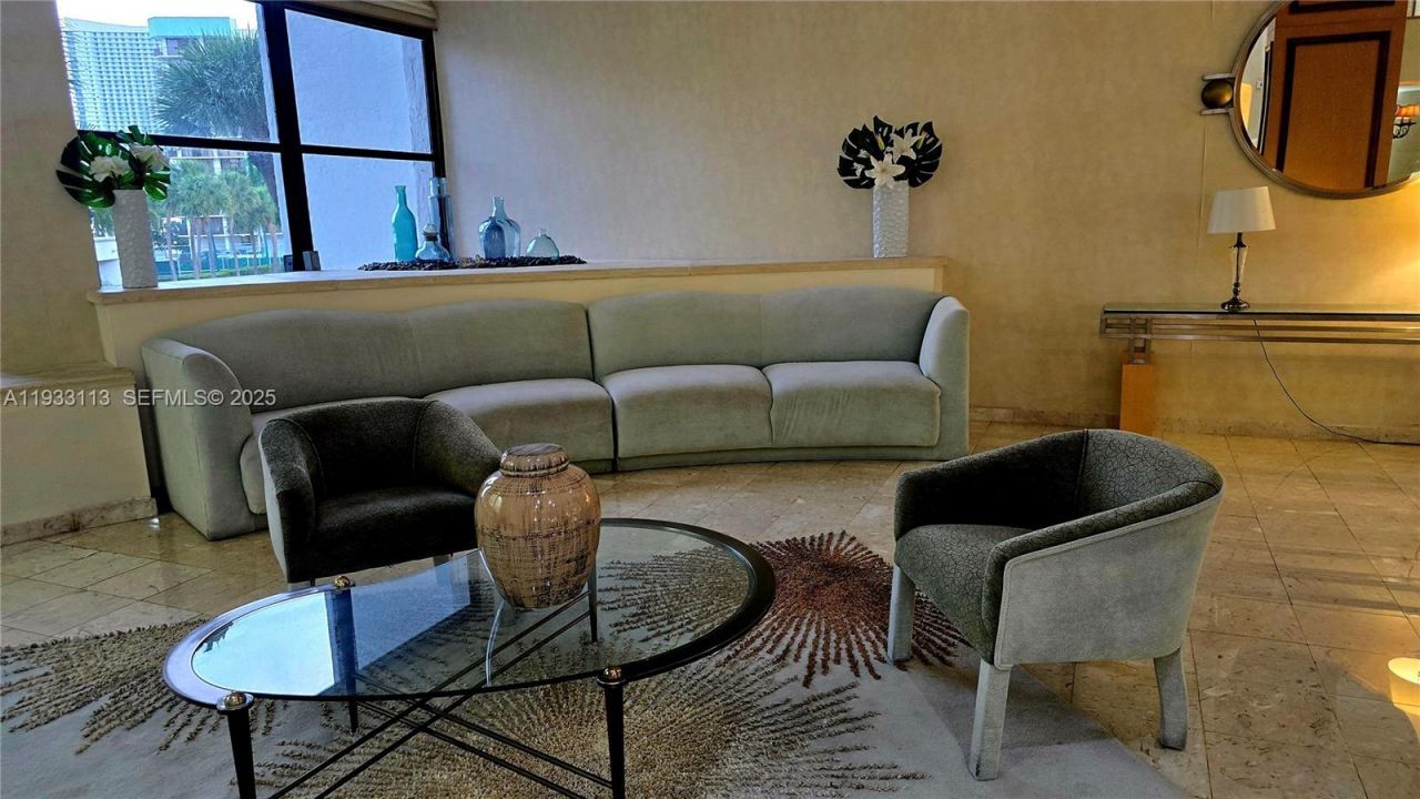 600 Parkview Dr, Unit 525, Hallandale Beach, FL 33009 Photo