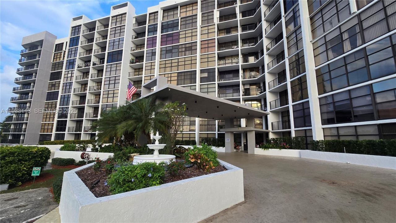 600 Parkview Dr, Unit 525, Hallandale Beach, FL 33009 Photo