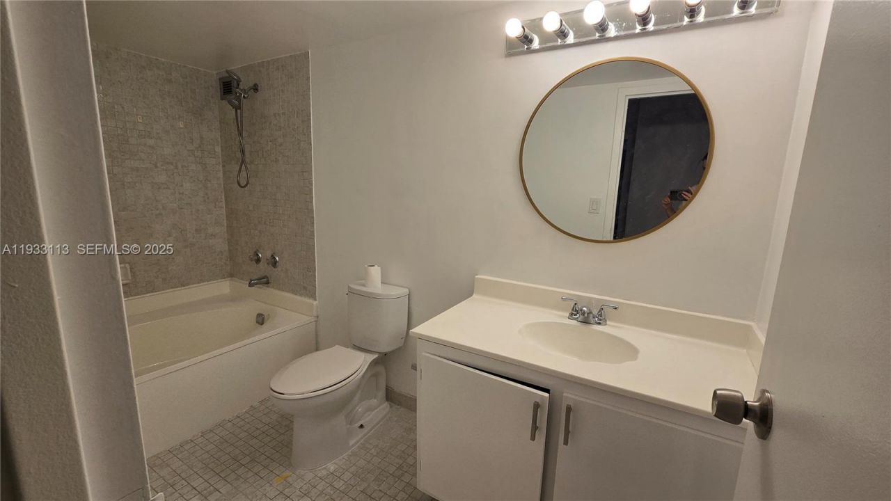 600 Parkview Dr, Unit 525, Hallandale Beach, FL 33009 Photo