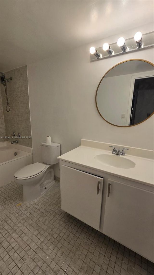 600 Parkview Dr, Unit 525, Hallandale Beach, FL 33009 Photo