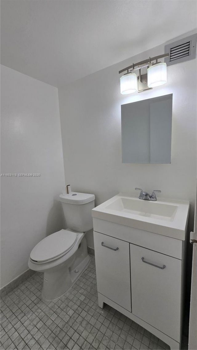 600 Parkview Dr, Unit 525, Hallandale Beach, FL 33009 Photo