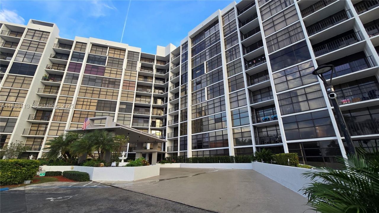 600 Parkview Dr, Unit 525, Hallandale Beach, FL 33009 Photo