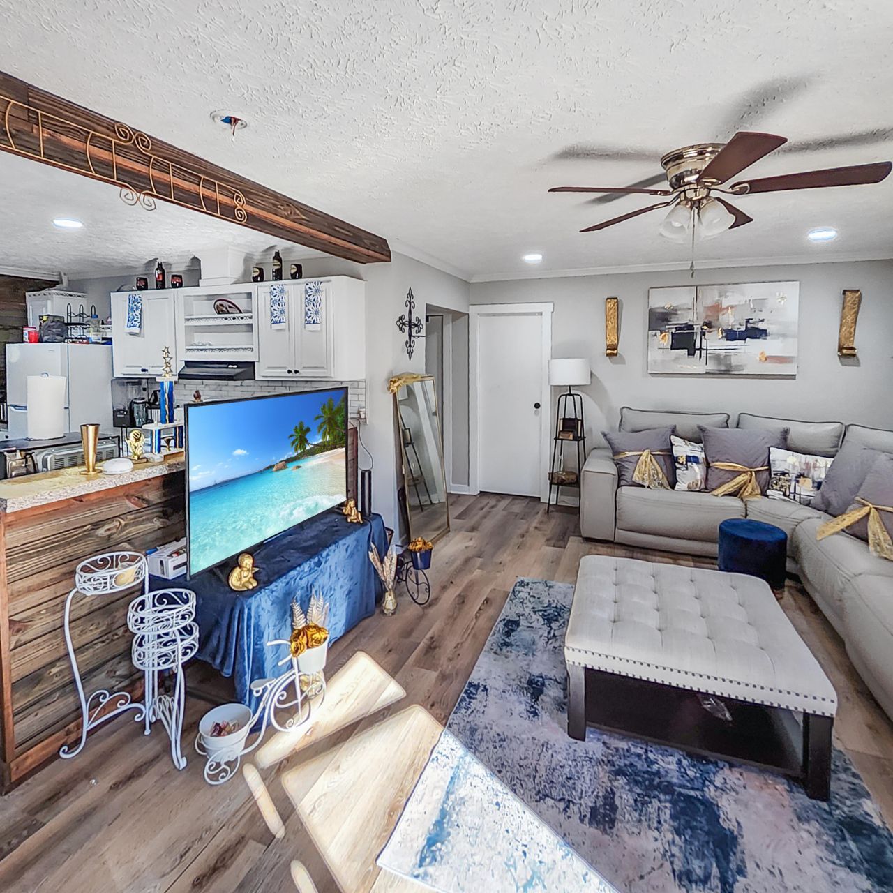 1105 Peacock Street Photo 6