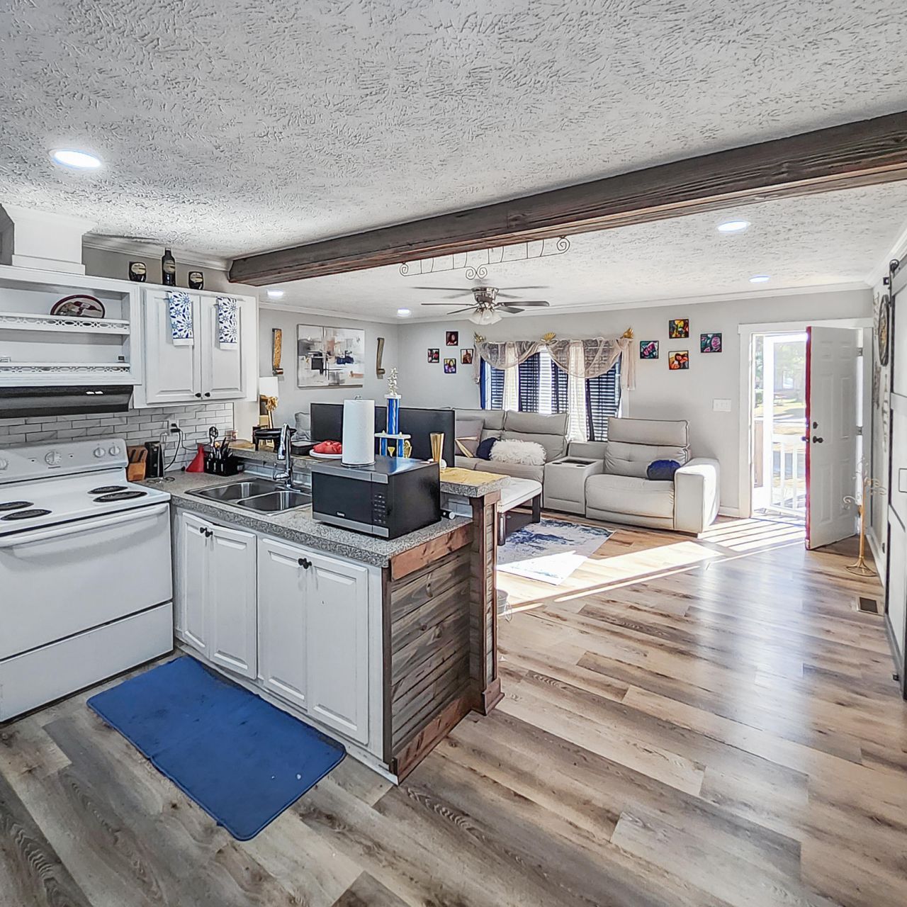 1105 Peacock Street Photo 7