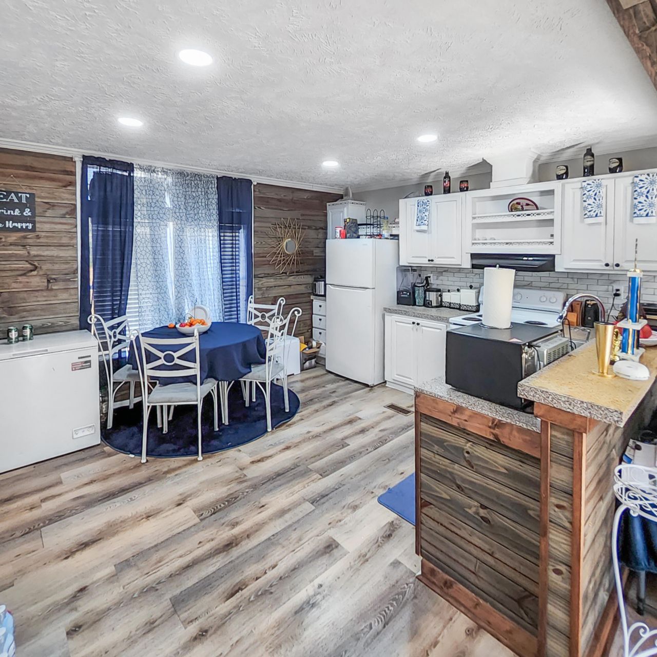 1105 Peacock Street Photo 8