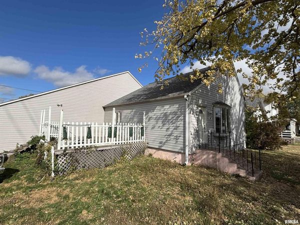 560 S 4TH Avenue, Clinton, IA 52732