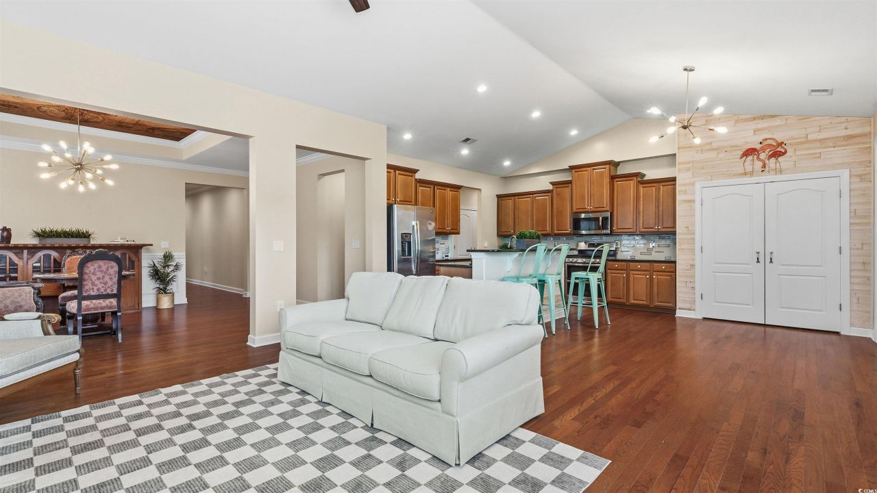 1960 Oxford St. Photo 10