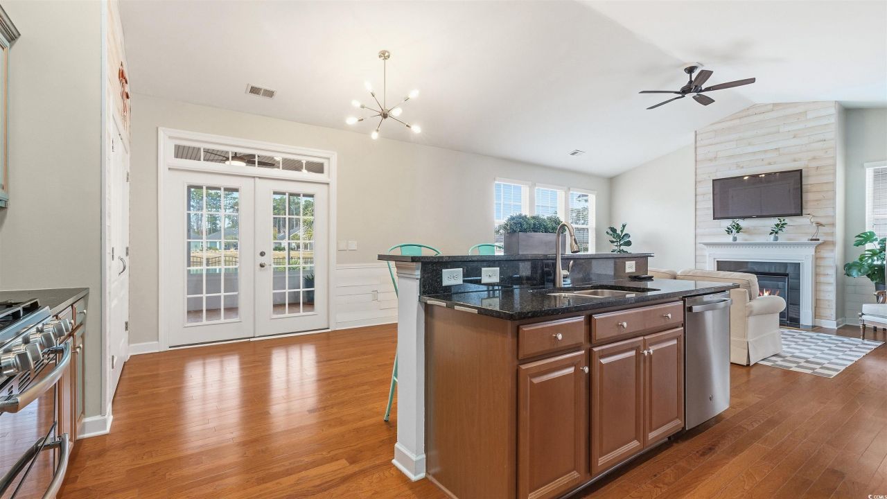 1960 Oxford St. Photo 14