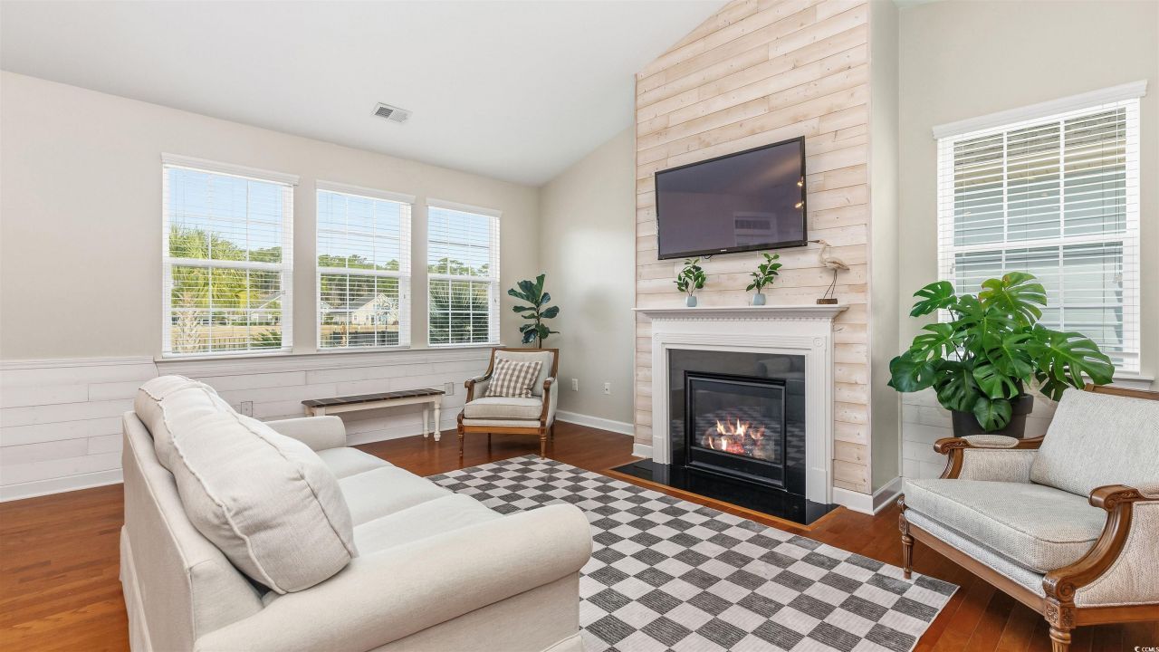 1960 Oxford St. Photo 4