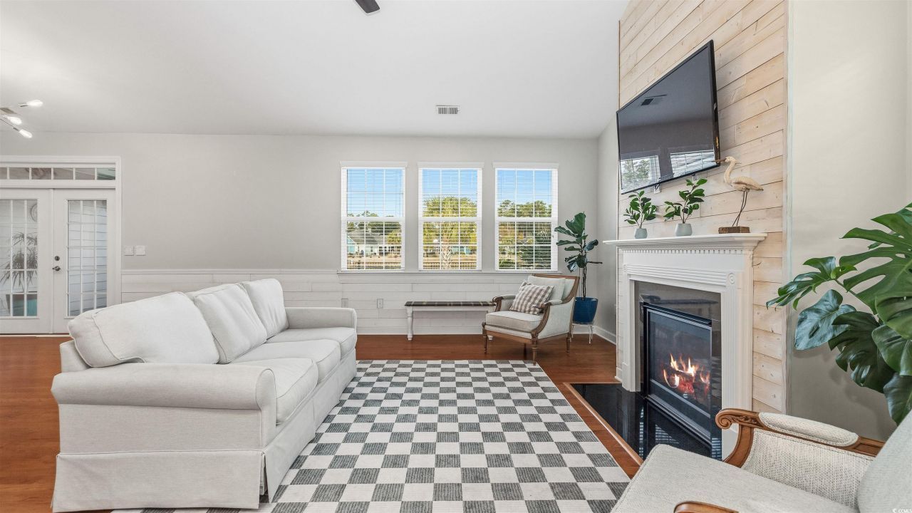 1960 Oxford St. Photo 6