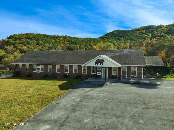 301 School St , Tellico Plains, TN 37385