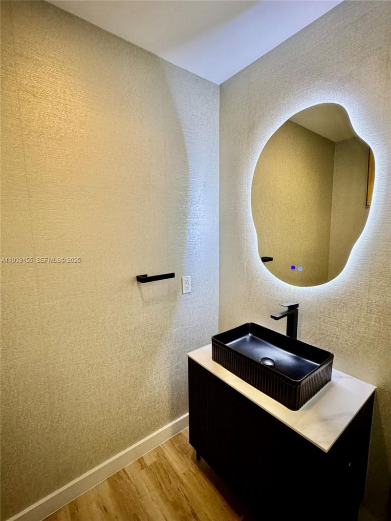 300 S Biscayne Blvd, Unit L-1210, Miami, FL 33131 Photo