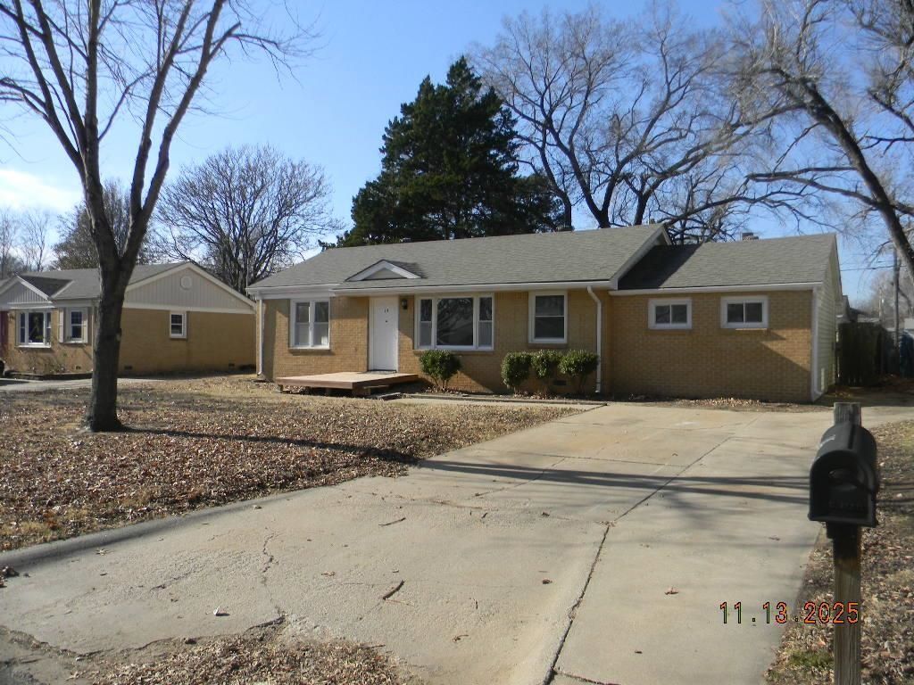 215 S Sunset Ave, Haysville, KS 67060 Main Photo