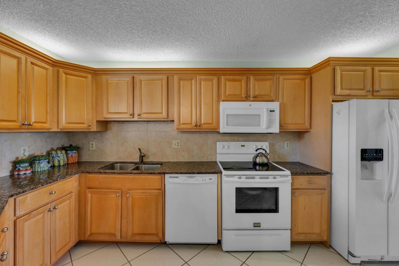 5650 Camino Del Sol, Unit 205, Boca Raton, FL 33433 Photo