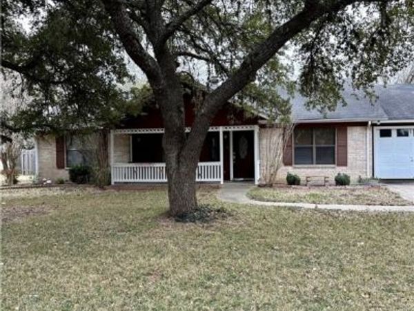 310 Vollentine Street, Yoakum, TX 77995