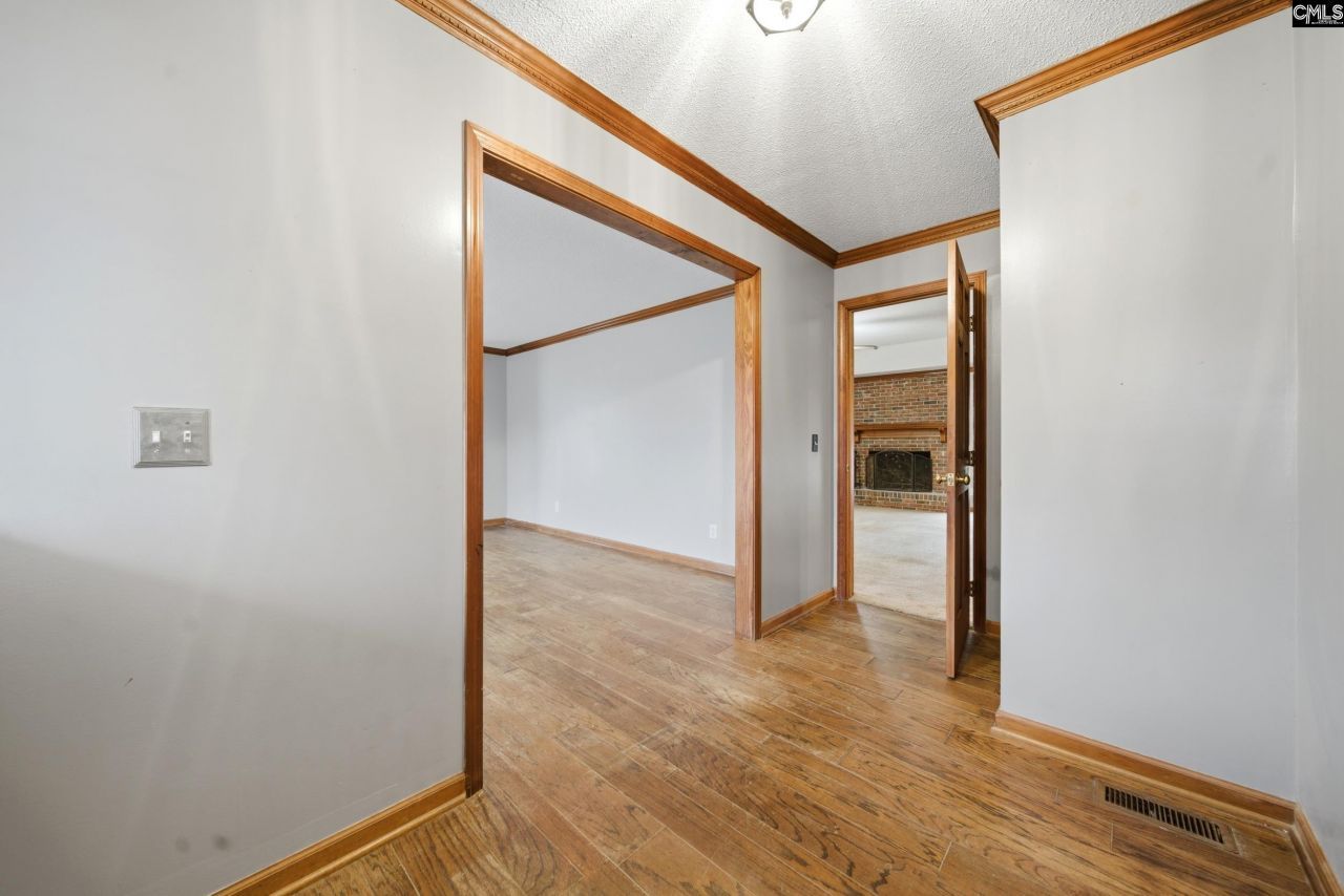 300 Lost Creek Drive  Photo 4