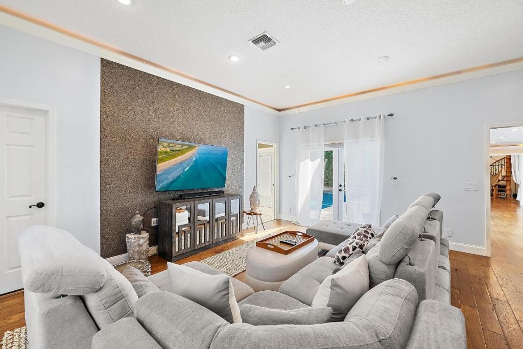 542 N Cypress Drive, Tequesta, FL 33469 Photo