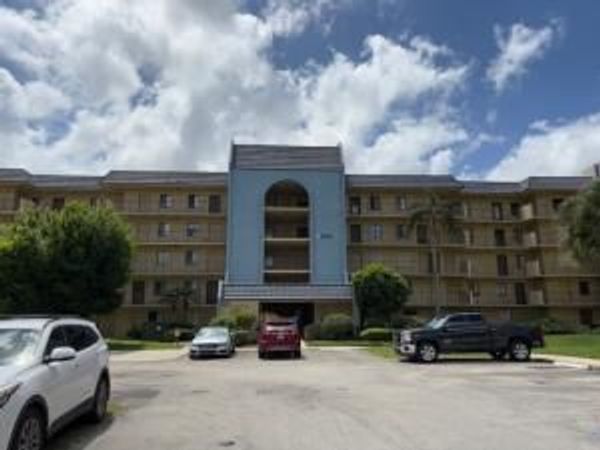 2820 Tennis Club Drive, Unit 401, West Palm Beach, FL 33417