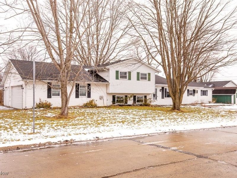 6501 Fox Tail Lane, Amherst, OH 44001 Photo 2