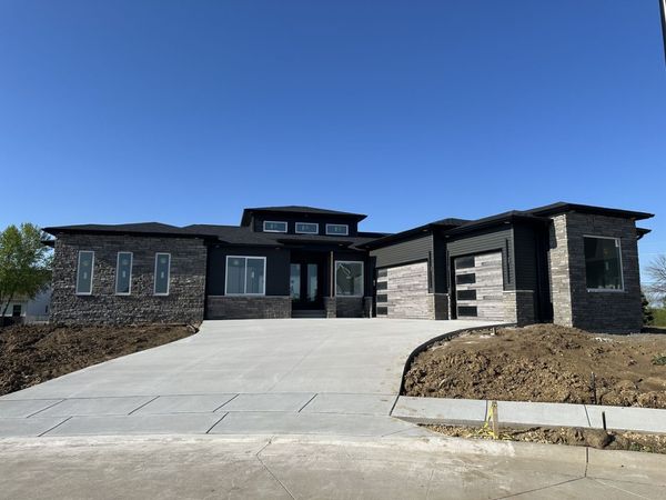 1709 KATIE Court, Davenport, IA 52807