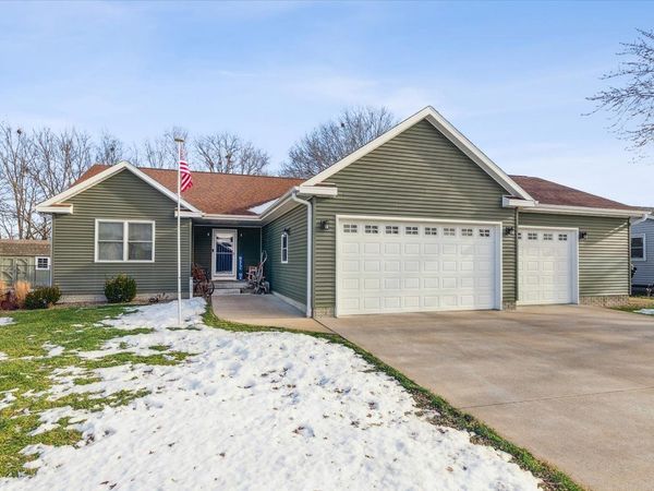 1460 Lawrence Ave Avenue, Camanche, IA 52730